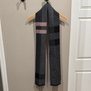Elegant Gray and Black Scarf